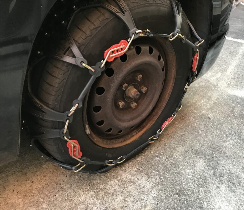 夏タイヤに非金属チェーンを巻いた車