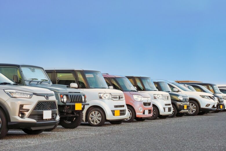 中古車展示場に並んだ中古軽自動車