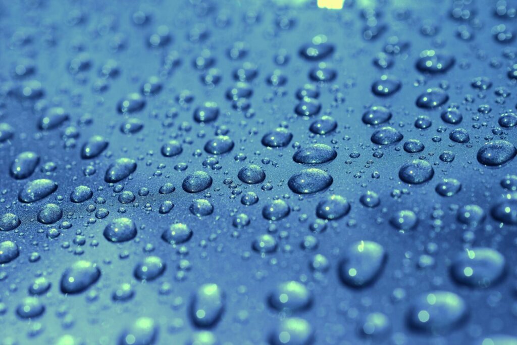 カーワックス施工で雨を弾く