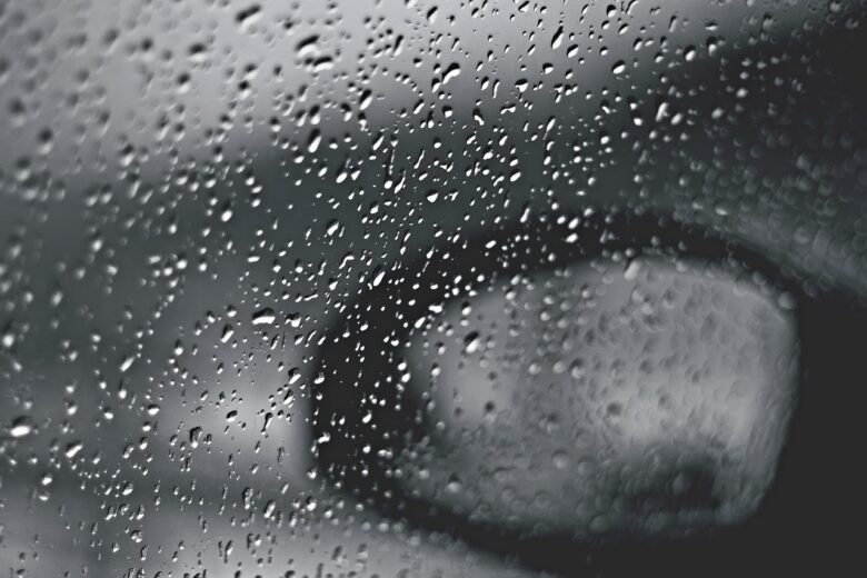 雨粒のバックミラー
