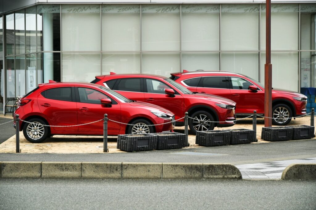 ディーラーに並ぶ新車