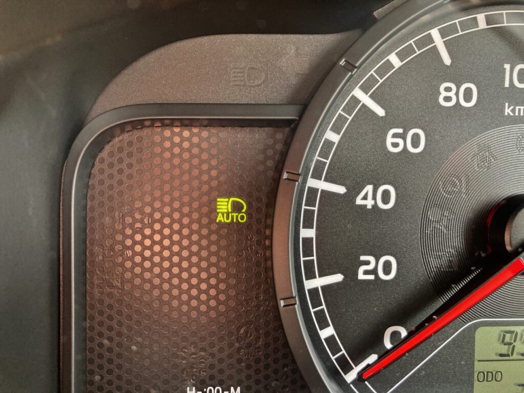メーター内のautoヘッドライト表示