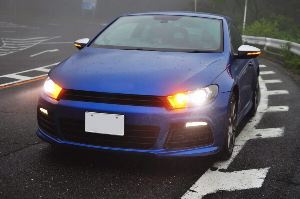 ハザードランプをつけて停車する車