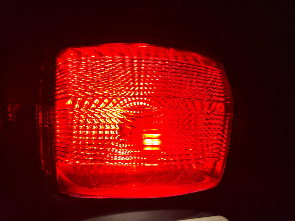 点灯しているブレーキランプのアップ画像