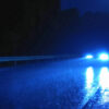 夜間ロービームでも眩しい車