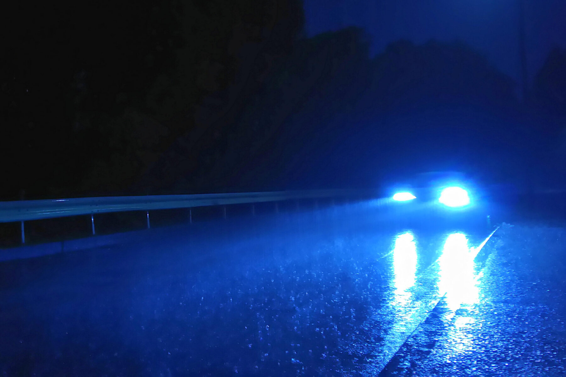 夜間ロービームでも眩しい車