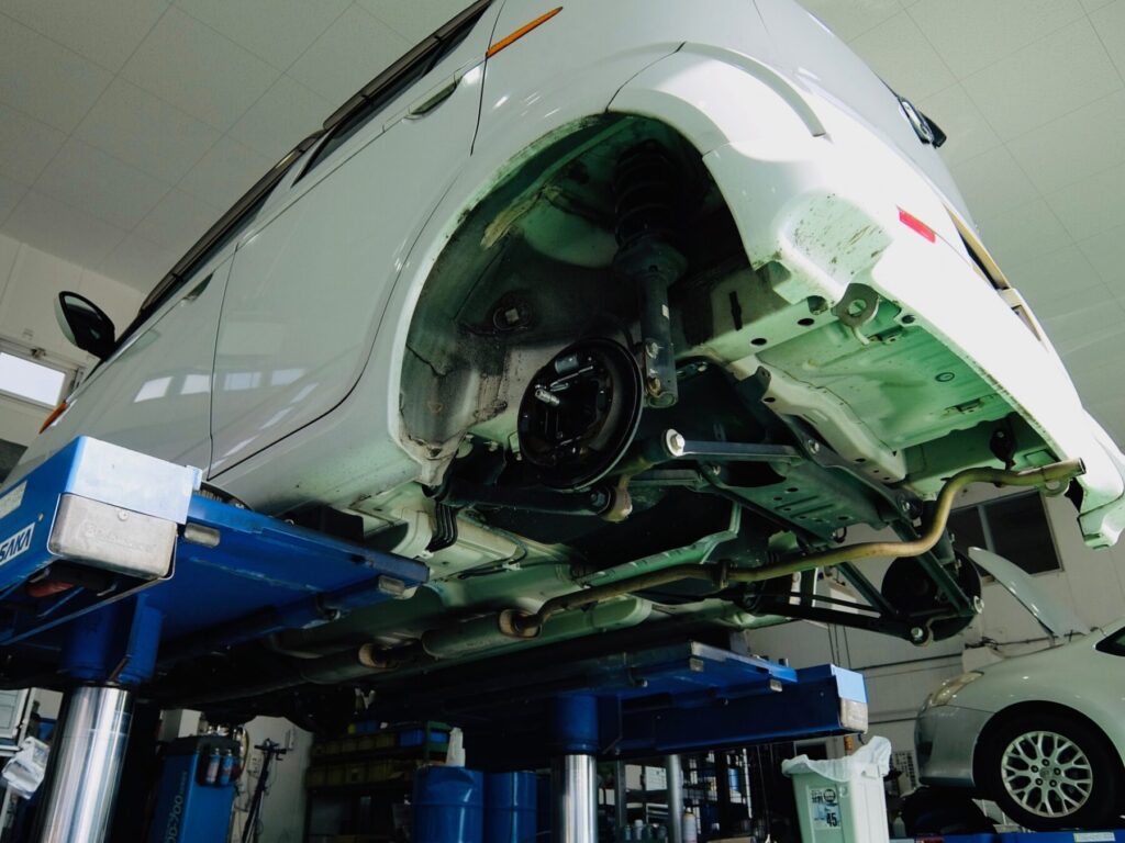 車をリフトアップしてドラムブレーキを修理する