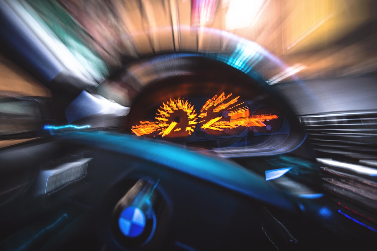 車のタコメーターのアップ
