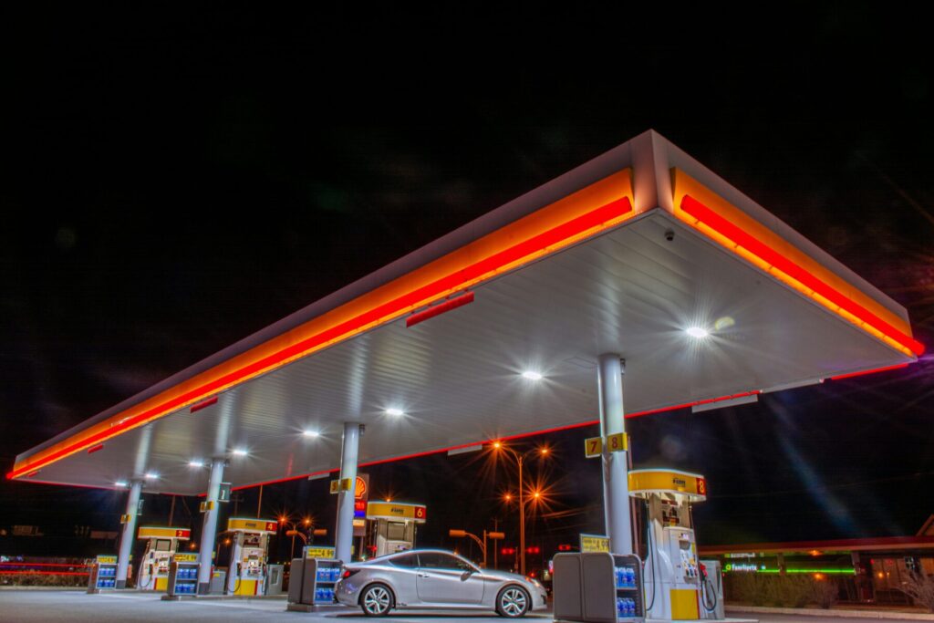 夜のガソリンスタンド