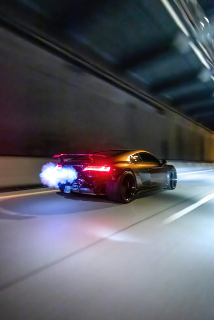 スーパーカーの排気マフラーから出る炎