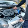 軽自動車のボンネットを開けて点検する