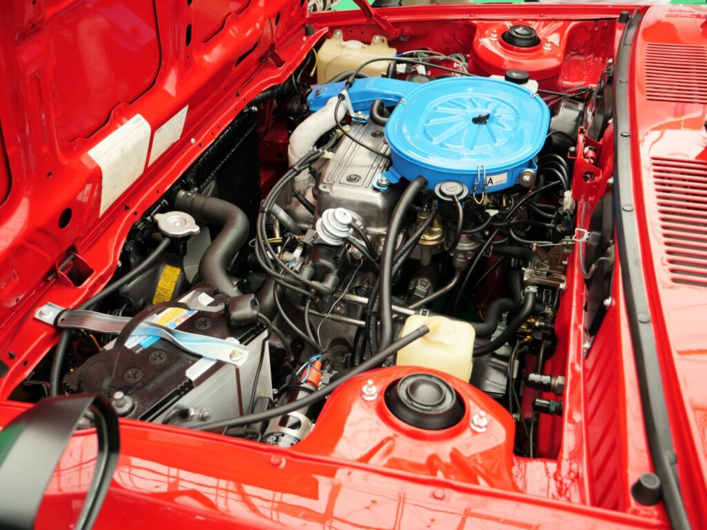 キャブレターを搭載した古い車