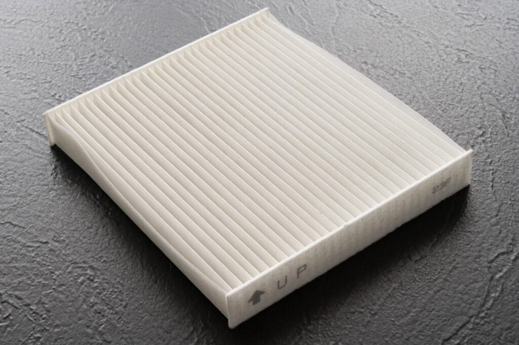 新品のエアコンフィルター