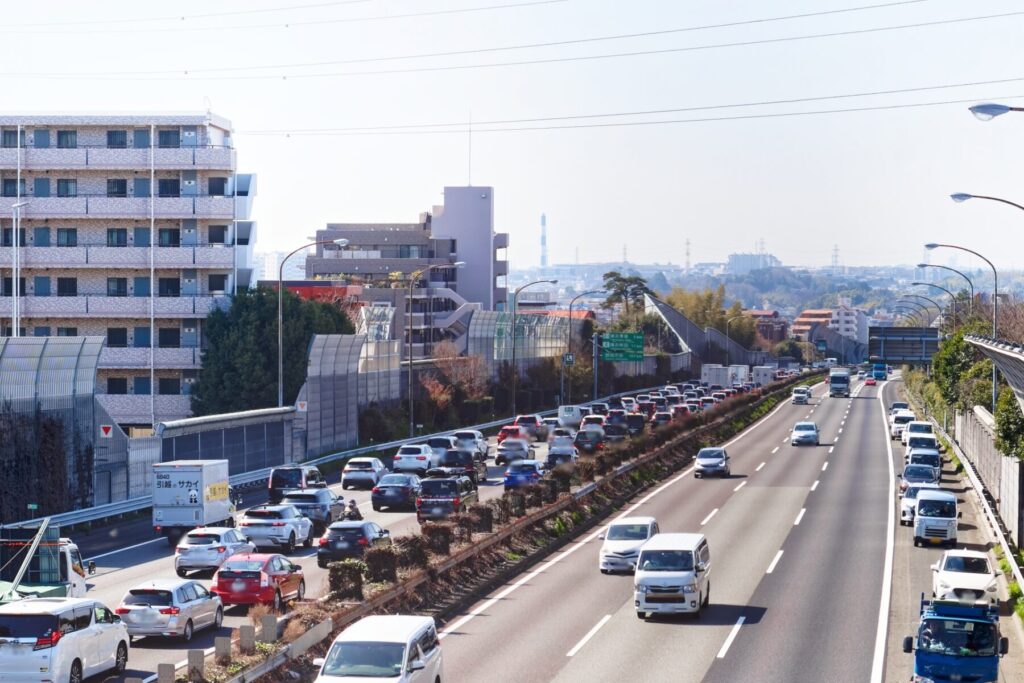 高速道路を走る軽自動車