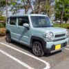 駐車場に停車している軽自動車