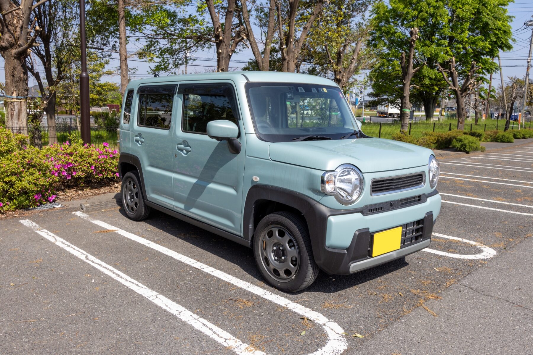 駐車場に停車している軽自動車