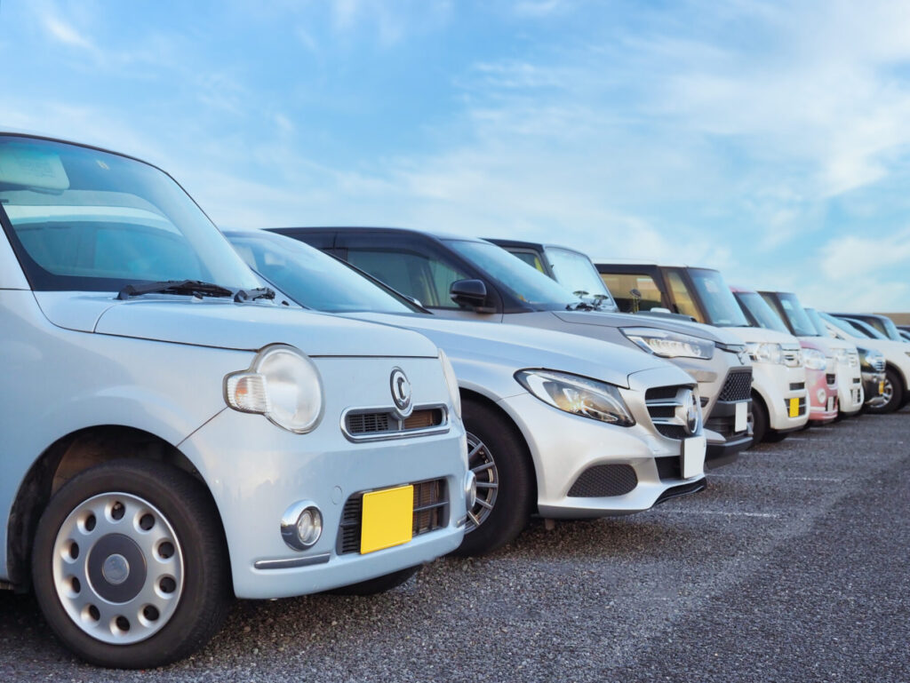 中古車販売店に軽自動車と普通車が並ぶ