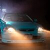 夜道を明るく照らすヘッドライト