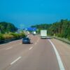 高速道路を走る軽自動車