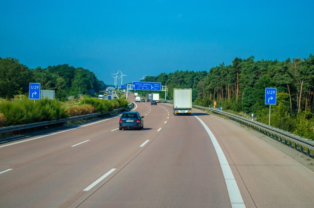 高速道路を走る軽自動車