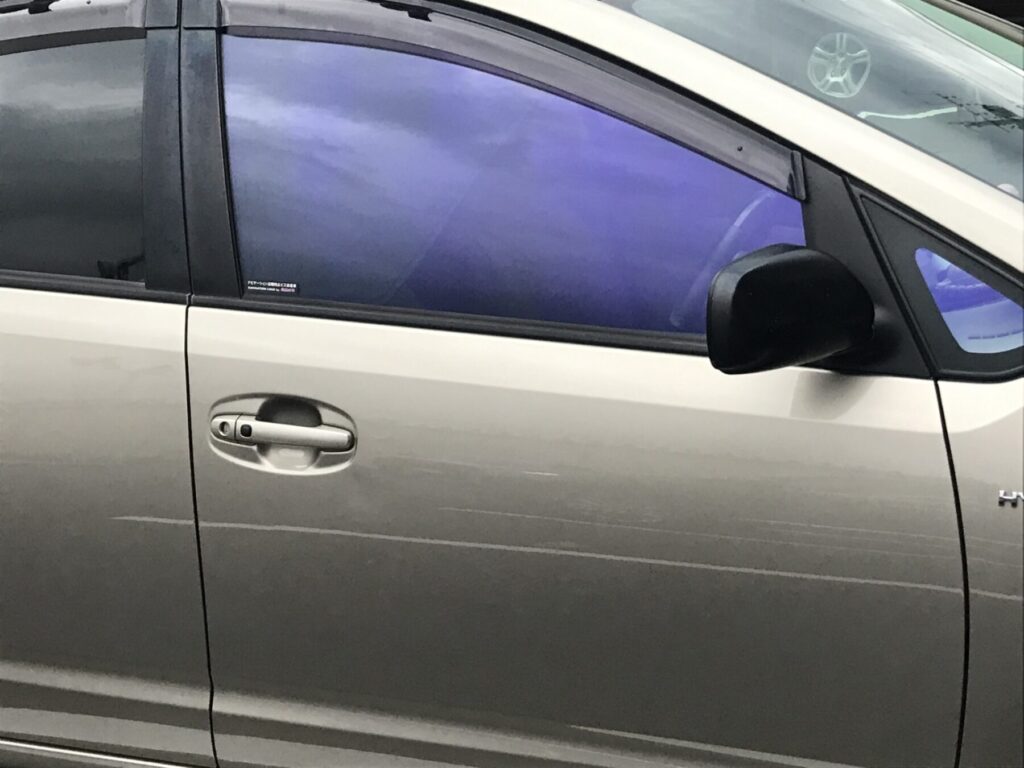 運転席の窓にはられたUVカットフィルム