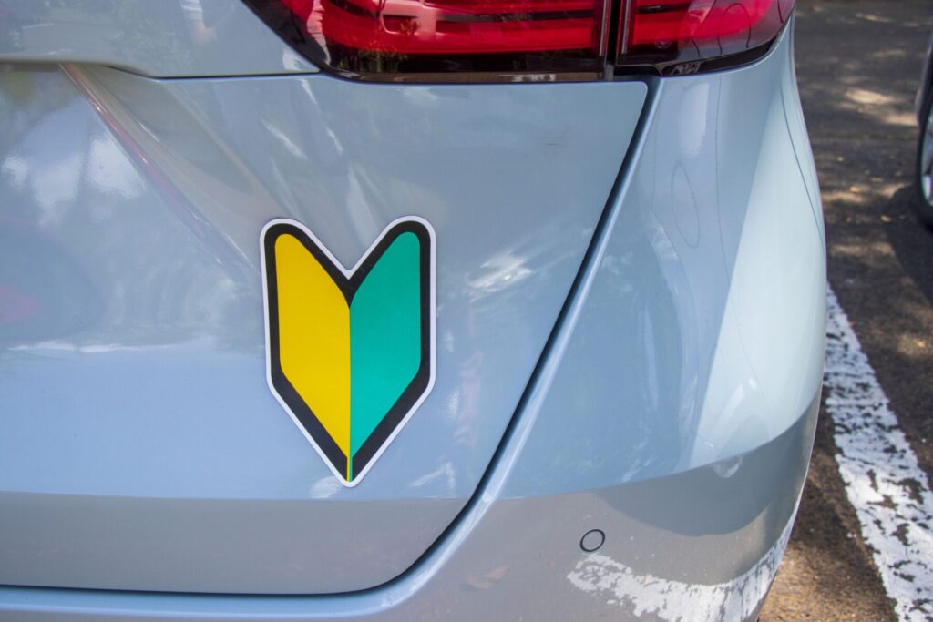 車の後部に貼られている初心者マーク