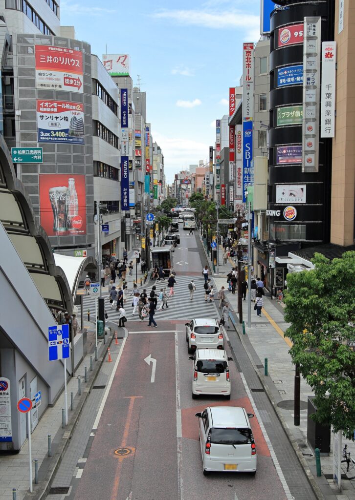 街中で渋滞している車