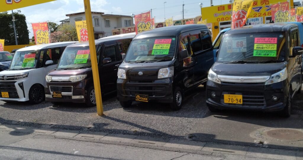 中古車展示場に並ぶ軽バン