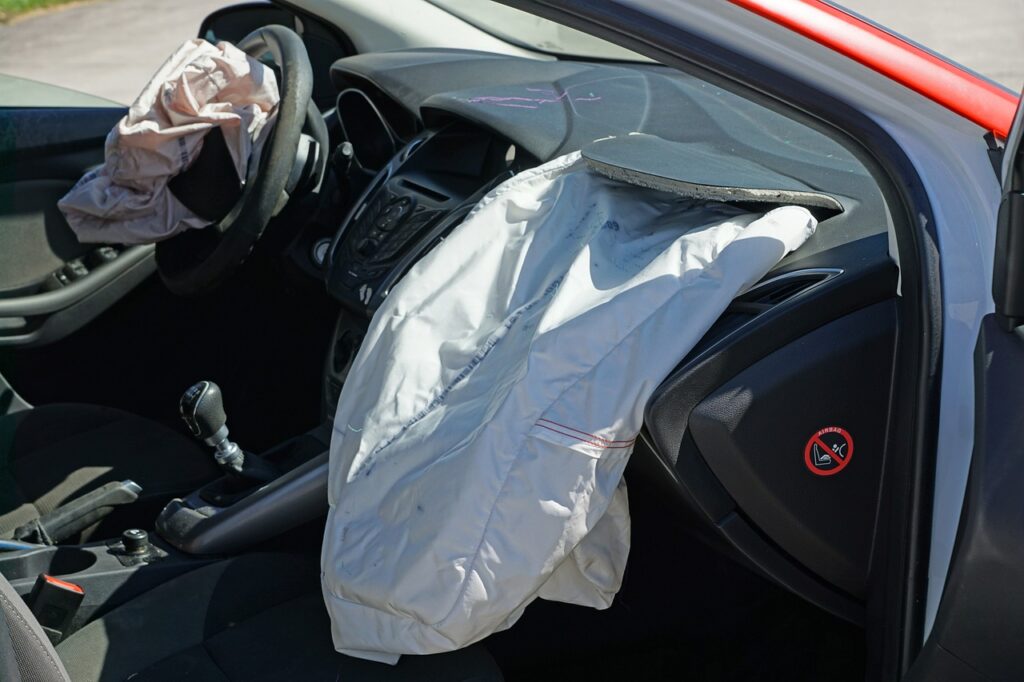 事故でエアーバックが開いた車