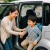子供を軽自動車から降ろす母親