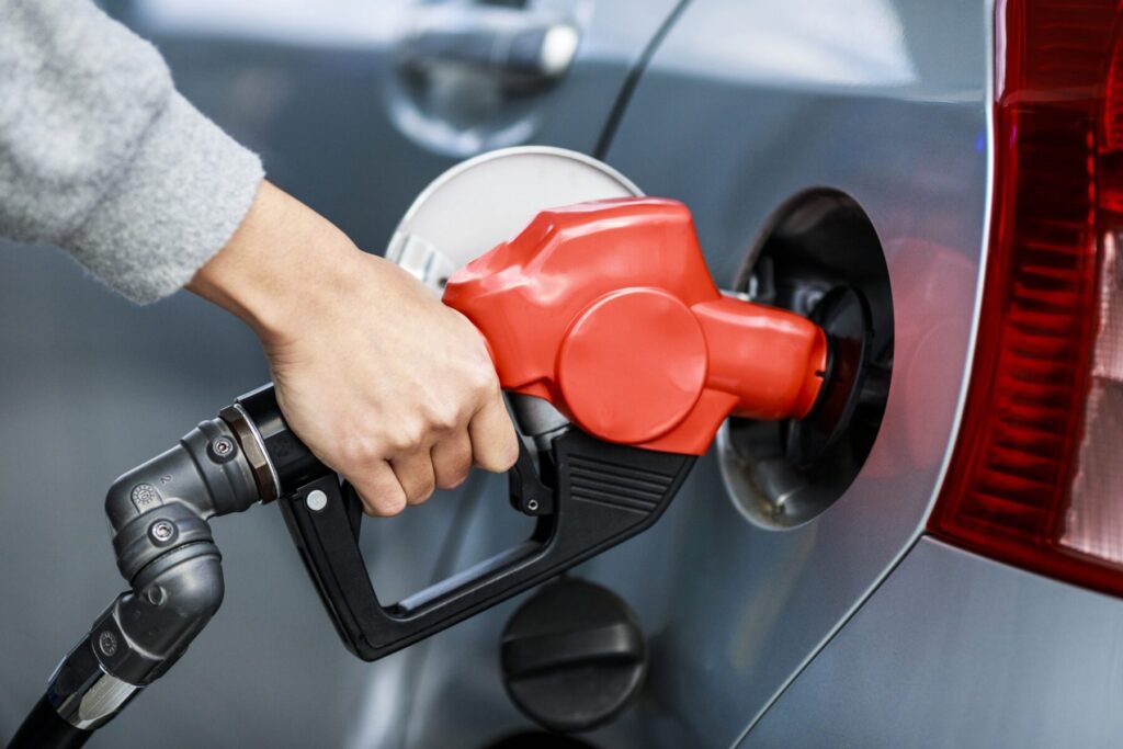 セルフガソリンスタンドで給油しているところ