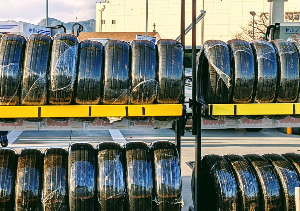 大手自動車用品店に並ぶ各メーカーのタイヤ