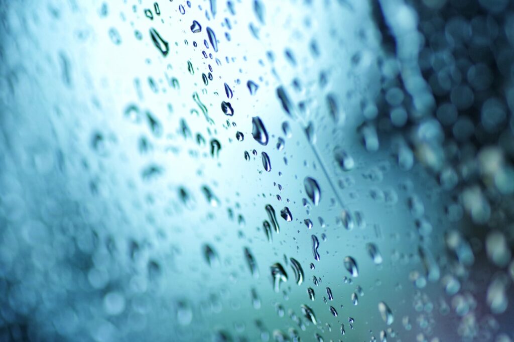 ヘッドライト表面に雨が降り注ぐ