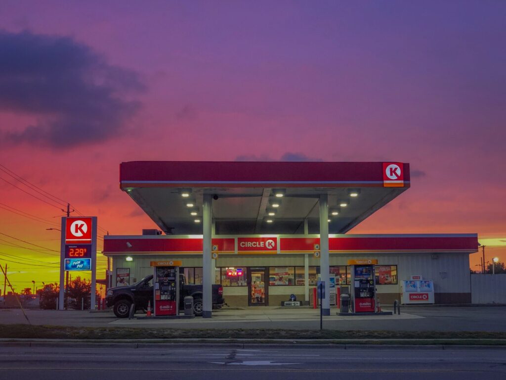 夜のセルフガソリンスタンド