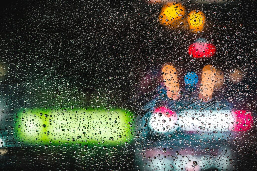 雨で夜景が霞む窓