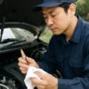 プラグの状態を確認する整備士