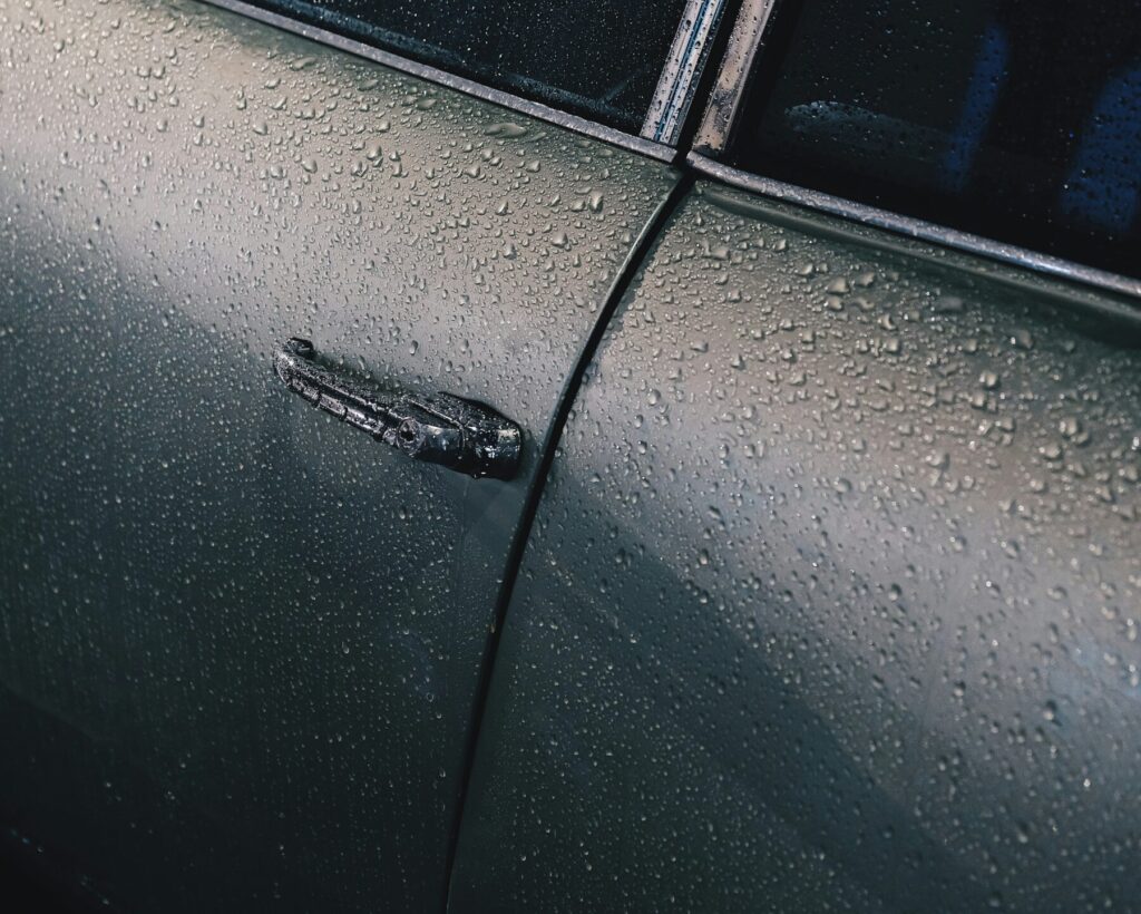 車のボディにしたたる水