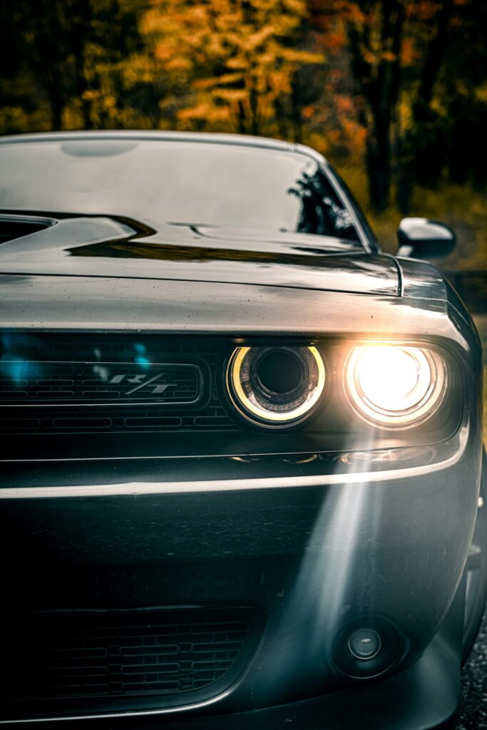 ハロゲンライトを点灯した車