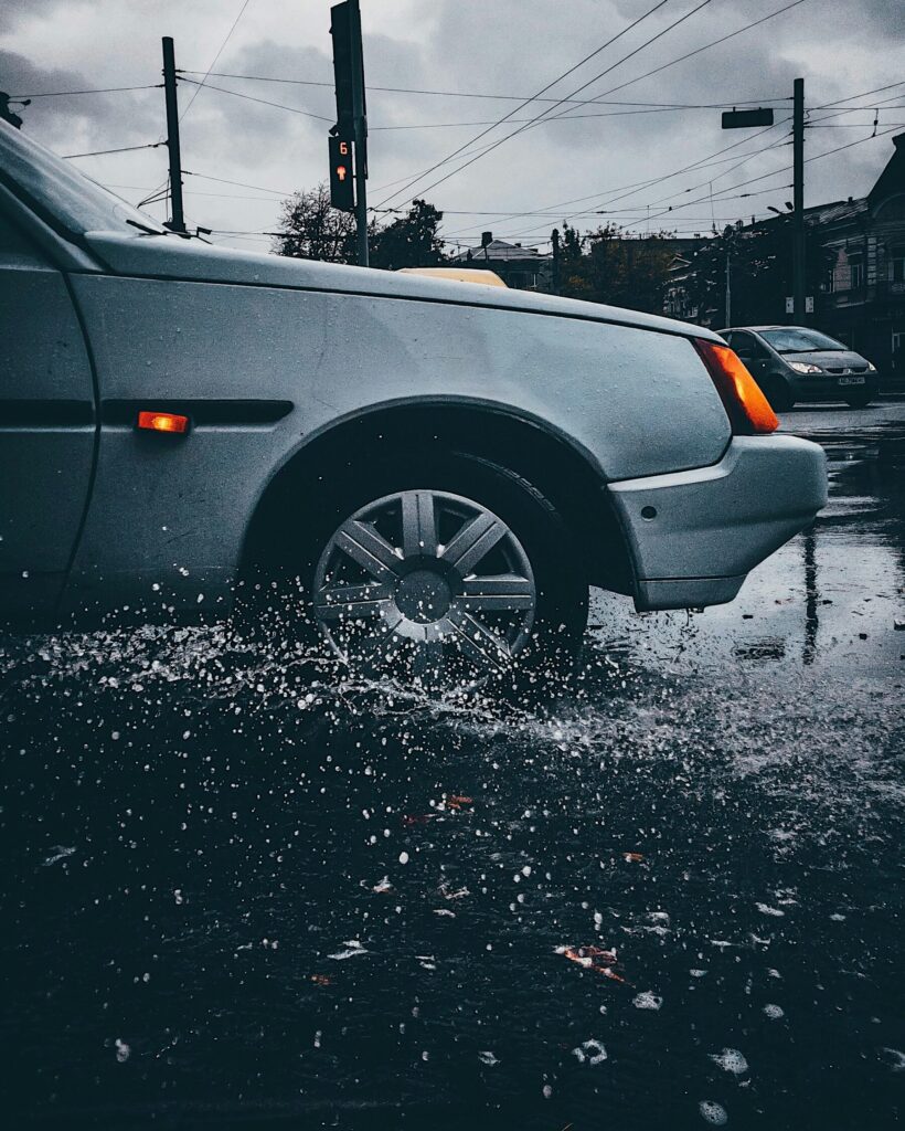 水たまりの中を走る車