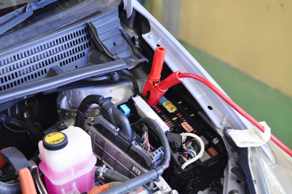 弱ったバッテリーにコードを接続して充電する