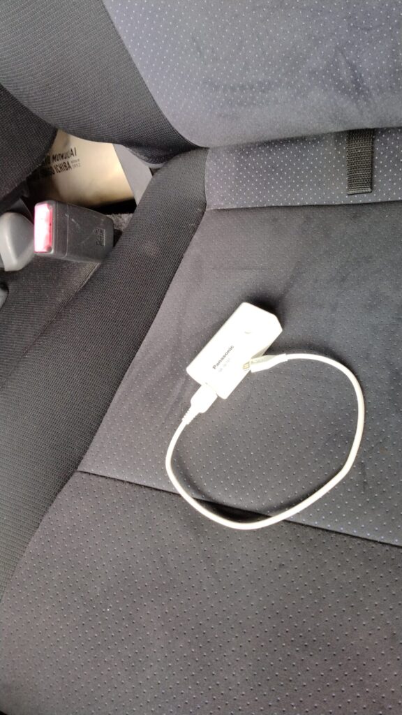 車の席の上に置かれたモバイルバッテリー
