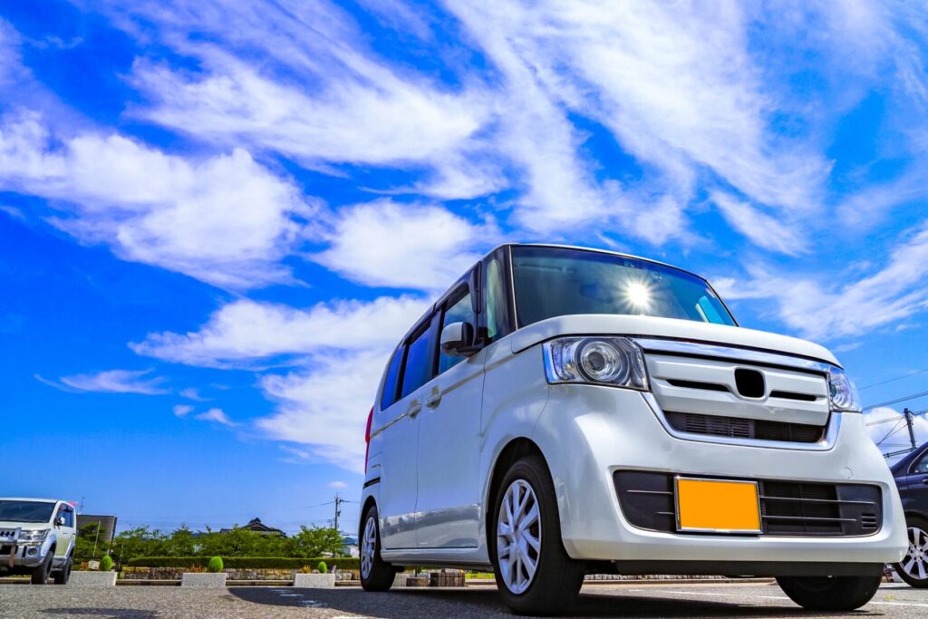 青空をバックに輝く軽自動車