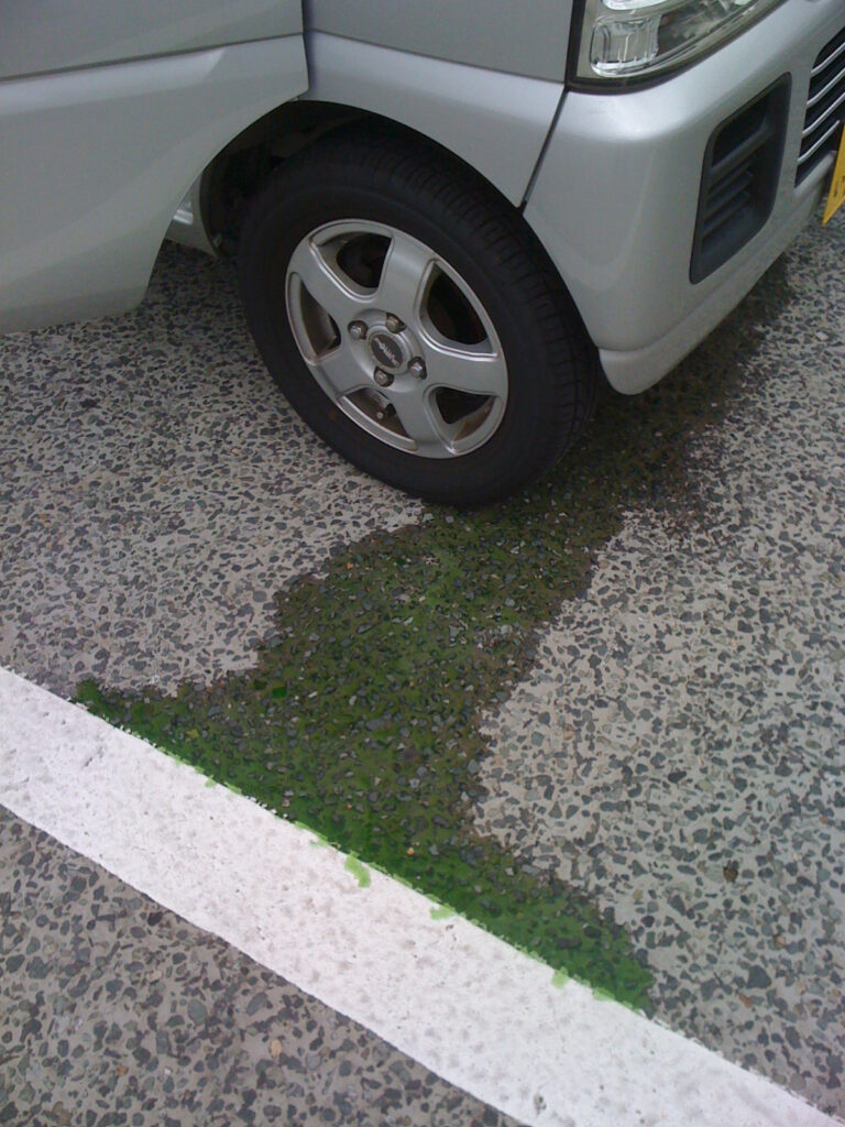 地面に漏れたラジエター液