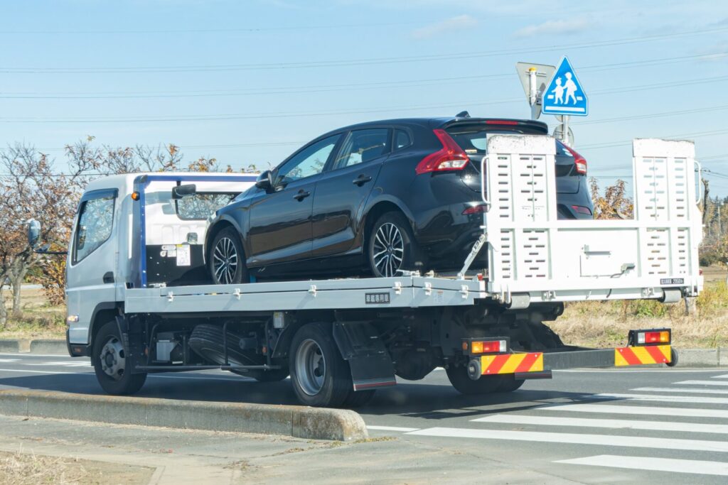故障して積載車に載せられた車