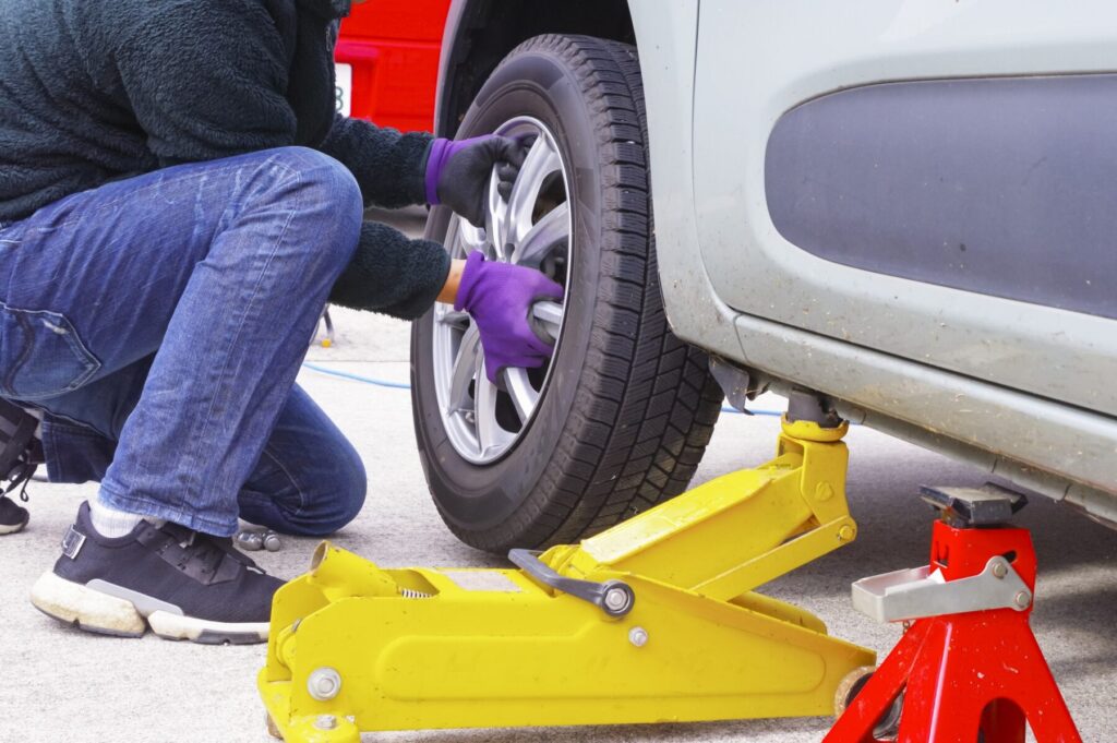 タイヤホイールセットを車から取り外す