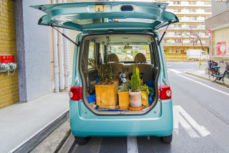 後部荷室に荷物をたくさん積んだ軽自動車
