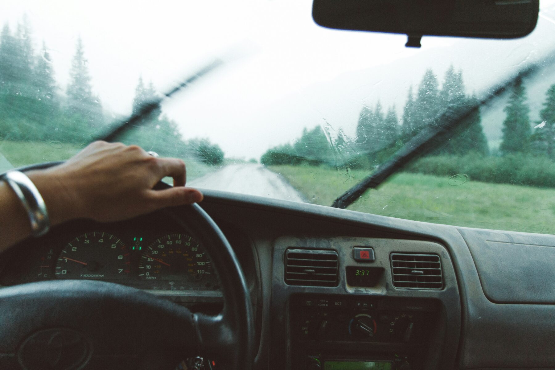 雨の日に運転する会社員
