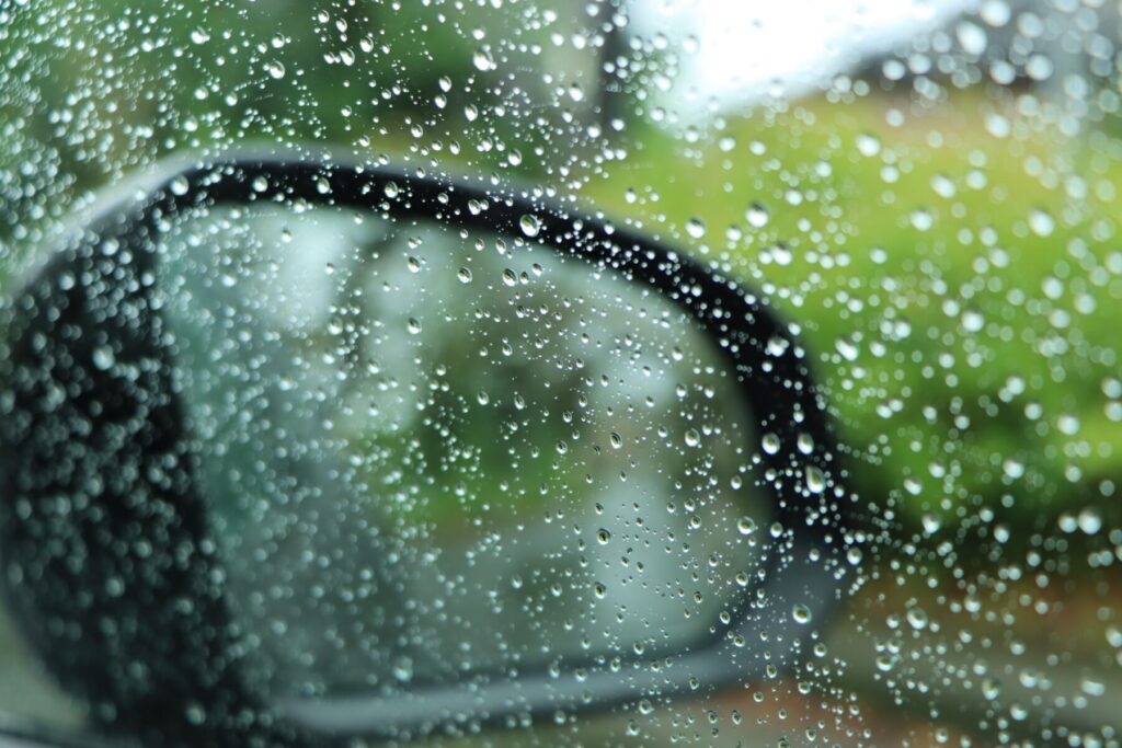 サイドガラスに雨粒がつてもサイドミラーが確認できる