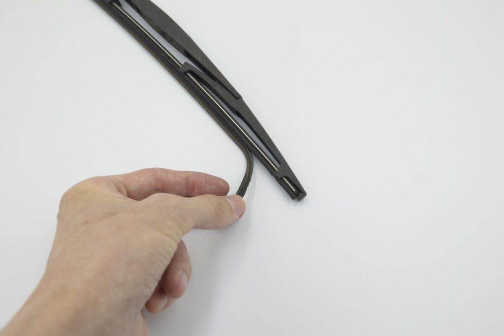 ワイパーゴムが劣化して裂けている