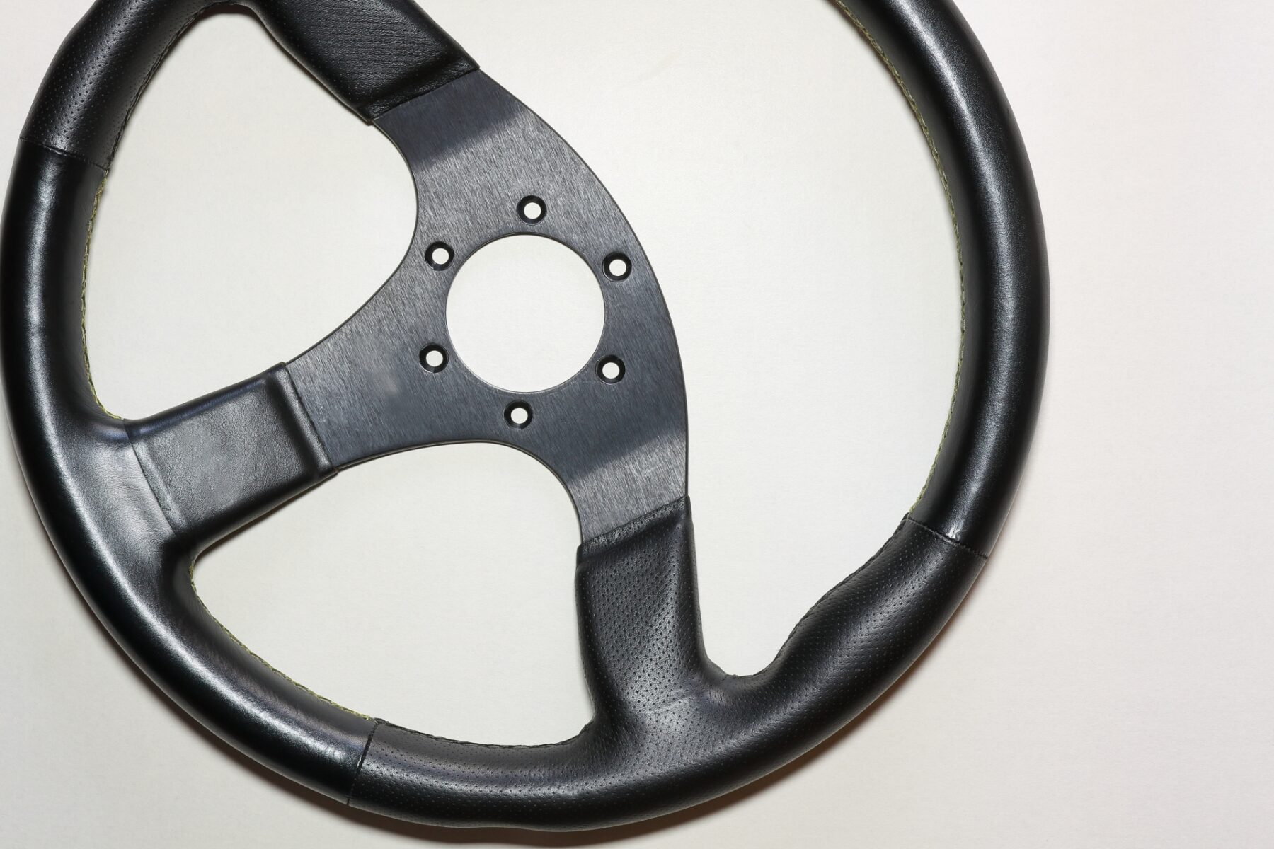 右に傾いているハンドル